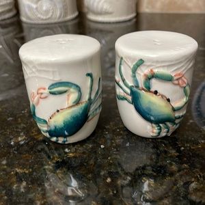 So cute, crab salt and pepper shakers